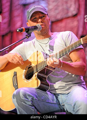 Sep 20, 2008 - Mansfield, Massachusetts; USA - führt Musiker KENNY CHESNEY live als Teil der 2008 Farm Aid Benefiz-Konzert, das einem ausverkauften Publikum im Comcast Center in Massachusetts stattfand. Copyright 2008 Jason Moore. Obligatorische Credit: Jason Moore Stockfoto