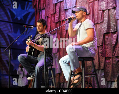 Sep 20, 2008 - Mansfield, Massachusetts; USA - führt Musiker KENNY CHESNEY live als Teil der 2008 Farm Aid Benefiz-Konzert, das einem ausverkauften Publikum im Comcast Center in Massachusetts stattfand. Copyright 2008 Jason Moore. Obligatorische Credit: Jason Moore Stockfoto