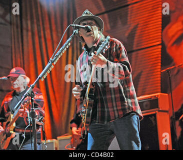 Sep 21, 2008 - Mansfield, Massachusetts, USA - legendäre Musiker NEIL YOUNG tritt im Rahmen der 2008 Farm Aid Benefiz-Konzert, das einem ausverkauften Publikum im Comcast Center stattfand in Massachusetts liegt. (Kredit-Bild: © Jason Moore/ZUMA Press) Stockfoto