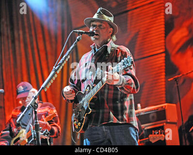 Sep 21, 2008 - Mansfield, Massachusetts, USA - legendäre Musiker NEIL YOUNG tritt im Rahmen der 2008 Farm Aid Benefiz-Konzert, das einem ausverkauften Publikum im Comcast Center stattfand in Massachusetts liegt. (Kredit-Bild: © Jason Moore/ZUMA Press) Stockfoto