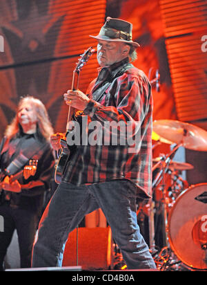 Sep 21, 2008 - Mansfield, Massachusetts, USA - legendäre Musiker NEIL YOUNG tritt im Rahmen der 2008 Farm Aid Benefiz-Konzert, das einem ausverkauften Publikum im Comcast Center stattfand in Massachusetts liegt. (Kredit-Bild: © Jason Moore/ZUMA Press) Stockfoto