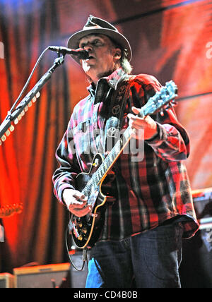 Sep 21, 2008 - Mansfield, Massachusetts, USA - legendäre Musiker NEIL YOUNG tritt im Rahmen der 2008 Farm Aid Benefiz-Konzert, das einem ausverkauften Publikum im Comcast Center stattfand in Massachusetts liegt. (Kredit-Bild: © Jason Moore/ZUMA Press) Stockfoto