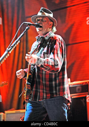 Sep 21, 2008 - Mansfield, Massachusetts, USA - legendäre Musiker NEIL YOUNG tritt im Rahmen der 2008 Farm Aid Benefiz-Konzert, das einem ausverkauften Publikum im Comcast Center stattfand in Massachusetts liegt. (Kredit-Bild: © Jason Moore/ZUMA Press) Stockfoto