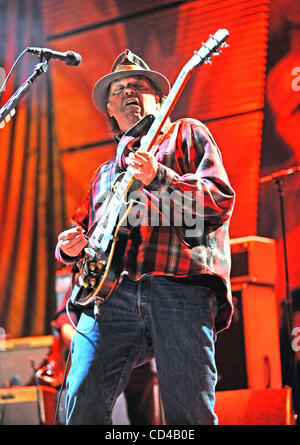 Sep 21, 2008 - Mansfield, Massachusetts, USA - legendäre Musiker NEIL YOUNG tritt im Rahmen der 2008 Farm Aid Benefiz-Konzert, das einem ausverkauften Publikum im Comcast Center stattfand in Massachusetts liegt. (Kredit-Bild: © Jason Moore/ZUMA Press) Stockfoto