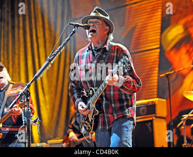 Sep 21, 2008 - Mansfield, Massachusetts, USA - legendäre Musiker NEIL YOUNG tritt im Rahmen der 2008 Farm Aid Benefiz-Konzert, das einem ausverkauften Publikum im Comcast Center stattfand in Massachusetts liegt. (Kredit-Bild: © Jason Moore/ZUMA Press) Stockfoto