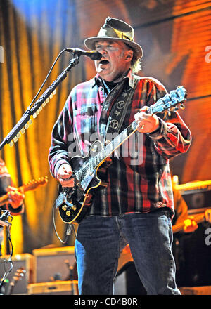 Sep 21, 2008 - Mansfield, Massachusetts, USA - legendäre Musiker NEIL YOUNG tritt im Rahmen der 2008 Farm Aid Benefiz-Konzert, das einem ausverkauften Publikum im Comcast Center stattfand in Massachusetts liegt. (Kredit-Bild: © Jason Moore/ZUMA Press) Stockfoto