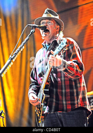 Sep 21, 2008 - Mansfield, Massachusetts, USA - legendäre Musiker NEIL YOUNG tritt im Rahmen der 2008 Farm Aid Benefiz-Konzert, das einem ausverkauften Publikum im Comcast Center stattfand in Massachusetts liegt. (Kredit-Bild: © Jason Moore/ZUMA Press) Stockfoto