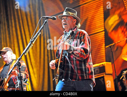 Sep 21, 2008 - Mansfield, Massachusetts, USA - legendäre Musiker NEIL YOUNG tritt im Rahmen der 2008 Farm Aid Benefiz-Konzert, das einem ausverkauften Publikum im Comcast Center stattfand in Massachusetts liegt. (Kredit-Bild: © Jason Moore/ZUMA Press) Stockfoto