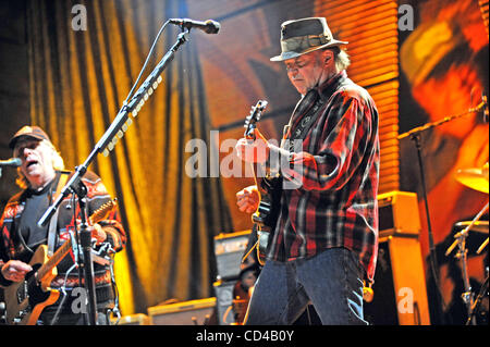 Sep 21, 2008 - Mansfield, Massachusetts, USA - legendäre Musiker NEIL YOUNG tritt im Rahmen der 2008 Farm Aid Benefiz-Konzert, das einem ausverkauften Publikum im Comcast Center stattfand in Massachusetts liegt. (Kredit-Bild: © Jason Moore/ZUMA Press) Stockfoto