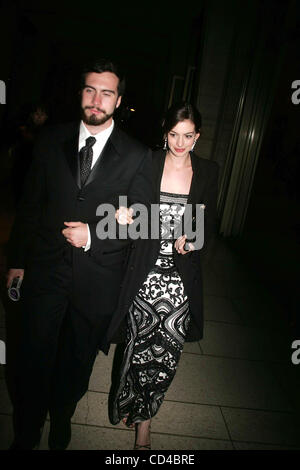 26. September 2008 - New York, New York, USA - exklusiv. ANNE HATHAWAY VERLASSEN DAS NEW YORK FILM FESTIVAL SCREENING VON '' KLASSE '' ARM IN ARM MIT EINEM MYSTERY MAN. VIELLEICHT IHRE NEUE LIEBEINTERESSE... LINCOLN CENTER 26.09.2008.       2008.ANNE HATHAWAY VERLASSEN DAS NEW YORK FILM FESTIVAL SCREENING VON '' KLASSE '' ARM IN ARM W Stockfoto