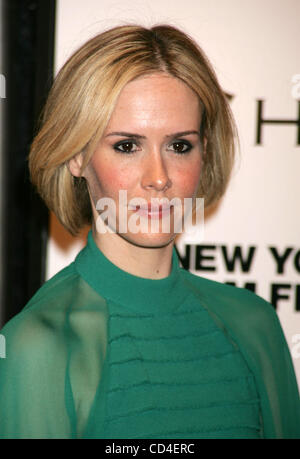 4. Oktober 2008 - New York, NY, USA - Schauspielerin SARAH PAULSON bei der Premiere von "Changeling" während der 46. annual New York Film Festival im Ziegfeld Theater statt. (Kredit-Bild: © Nancy Kaszerman/ZUMA Press) Stockfoto