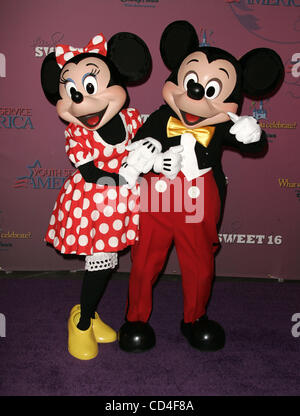 5. Oktober 2008 statt - Anaheim, Kalifornien, USA - MICKEY und MINNIE MOUSE auf der Miley Cyrus Sweet 16 Geburtstagsparty im Disneyland in Anaheim. (Kredit-Bild: © Lisa O'Connor/ZUMA Press) Stockfoto