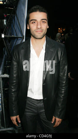 7. Oktober 2008 - New York, NY, USA - Schauspieler OSCAR ISAAC besucht die Ankünfte für den Film "Che" während des New York Film Festival im Ziegfeld Theater statt. (Kredit-Bild: © Nancy Kaszerman/ZUMA Press) Stockfoto