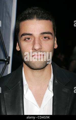 7. Oktober 2008 - New York, NY, USA - Schauspieler OSCAR ISAAC besucht die Ankünfte für den Film "Che" während des New York Film Festival im Ziegfeld Theater statt. (Kredit-Bild: © Nancy Kaszerman/ZUMA Press) Stockfoto