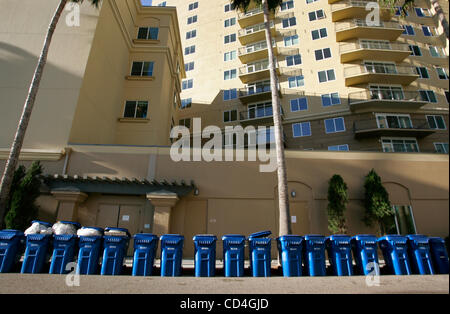 HLrecycleHyatt290986x001.jpg10/07/2008 LA JOLLA (San Diego, Kalifornien) USA  einige der recycling-Container von klassischen Residenz von Hyatt in La Jolla Village an der Bordsteinkante mit einer der beiden Türme des Komplexes im Hintergrund warten müssen abgeholt werden. Obligatorische Credit: Foto von Howard Lipin/S Stockfoto