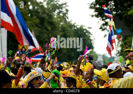 Polizei in voller Kampfausrüstung Tränengas eingesetzt, um Tausende von Mitgliedern der PAD (Völker Bündnis für Demokratie) protestieren vor dem Parlamentsgebäude in Bangkok aufzubrechen. Polizei und Demonstranten stießen zuerst in den frühen Morgenstunden, wenn die Polizei Kraft verwendet, um einen Weg ins Parlament zu einem Pol zu löschen Stockfoto