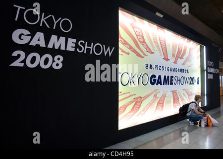 9. Oktober 2008 - Chiba, Japan - die Tokyo Game Show ist der weltweit größte Videospiel-Expo mit dem diesjährigen Thema beschriftet als "Ready for GAME Time!" Tokyo Game Show beginnt ab Oktober 09 und läuft bis Oktober 12. Im Bild: Ein ausländischer Besucher nimmt eine Pause vor der Tokyo Game Show 2008-banner Stockfoto