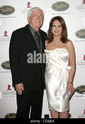 11. Oktober 2008 - Beverly Hills, Kalifornien, USA - Schauspielerin MARLO THOMAS & Ehemann PHIL DONAHUE Ankunft in der 5. jährlichen Start-und Landebahn für Leben profitieren St. Jud Children-Research Hospital im Beverly Hilton Hotel statt. (Kredit-Bild: © Lisa O'Connor/ZUMA Press) Stockfoto