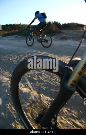 12. Oktober 2008 - Laguna Woods, Kalifornien, USA - Mountainbiken beinhaltet: Langlauf, Radfahren, Reiten downhill, Freeride, Dirt Jump und Studien/Street fahren. Der Sport verlangt Ausdauer, Fahrrad Umgang mit Fähigkeiten und Selbstvertrauen. Es ist ein Einzelsport, die fast überall durchgeführt werden kann. Dort Stockfoto