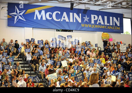 13. Oktober 2008 - Wilmington, North Carolina; USA - mehr als 2.000 John McCain unterstützt ihre Unterstützung mit Kampagne Anzeichen zeigen wie republikanische Präsidentschafts Kandidat Senator JOHN MCCAIN eine Kampagne an die Schwartz Center auf dem Campus des Cape Fear Community College in der Innenstadt von Wilmington Halt macht. Stockfoto
