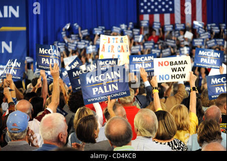13. Oktober 2008 - Wilmington, North Carolina; USA - mehr als 2.000 John McCain unterstützt ihre Unterstützung mit Kampagne Anzeichen zeigen wie republikanische Präsidentschafts Kandidat Senator JOHN MCCAIN eine Kampagne an die Schwartz Center auf dem Campus des Cape Fear Community College in der Innenstadt von Wilmington Halt macht. Stockfoto