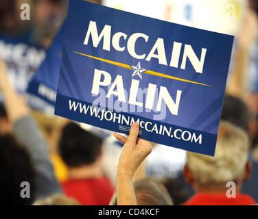 13. Oktober 2008 - Wilmington, North Carolina; USA - mehr als 2.000 John McCain unterstützt ihre Unterstützung mit Kampagne Anzeichen zeigen wie republikanische Präsidentschafts Kandidat Senator JOHN MCCAIN eine Kampagne an die Schwartz Center auf dem Campus des Cape Fear Community College in der Innenstadt von Wilmington Halt macht. Stockfoto