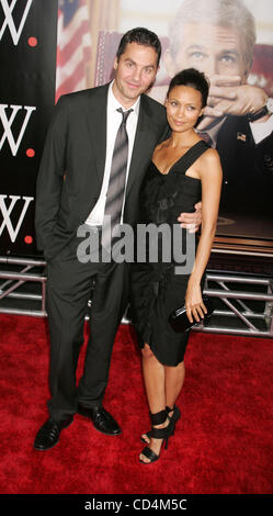 14. Oktober 2008 - New York, NY, USA-Schauspielerin THANDIE NEWTON und ihr Ehemann OL PARKER besuchen die New Yorker Premiere von "W" im Ziegfeld Theatre statt. (Kredit-Bild: © Nancy Kaszerman/ZUMA Press) Stockfoto