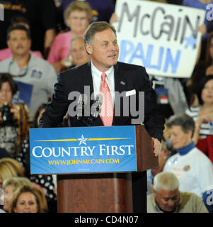 7. Oktober 2008 - Greenville, North Carolina; USA - Vereinigte Staaten Senator RICHARD BURR spricht über mehr als 8.000 Fans bei Minges Kolosseum befindet sich auf dem Campus der East Carolina University in Greenville gelegen.  Republikanische Vice Presidential Candidate Gouverneurin Sarah Palin sprach auch auf der s Stockfoto