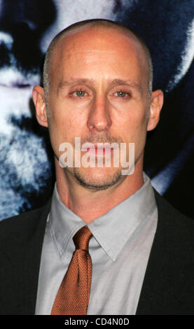 15. Oktober 2008 - New York, NY, USA - GAVIN O'CONNOR auf der New York-Premiere von "Pride and Glory" auf dem AMC Loews Lincoln Square statt. (Kredit-Bild: © Nancy Kaszerman/ZUMA Press) Stockfoto