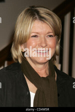 22. Oktober 2008 - New York, NY, USA - inländische Diva MARTHA STEWART fördert ihr neues Buch "Martha Stewart Cooking School: Unterricht und Rezepte für die Home Cook" im Williams-Sonoma im Time Warner Center statt. (Kredit-Bild: © Nancy Kaszerman/ZUMA Press) Stockfoto