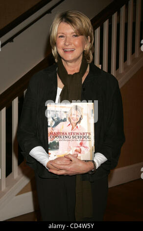 22. Oktober 2008 - New York, NY, USA - inländische Diva MARTHA STEWART fördert ihr neues Buch "Martha Stewart Cooking School: Unterricht und Rezepte für die Home Cook" im Williams-Sonoma im Time Warner Center statt. (Kredit-Bild: © Nancy Kaszerman/ZUMA Press) Stockfoto