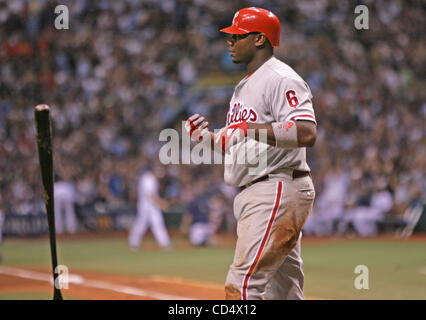 23. Oktober 2008 schlägt sich auf die Suche mit zwei Läufern auf im 7. Inning von Spiel zwei World Series im Tropicana Field - St. Petersburg, Florida, USA - RYAN HOWARD. Eine frühe Flut von Auflagen half Tampa Bay Rays siegt 4: 2 und Ebene der World Series 1-1 Besuch Philadelphia Phillies Fledermäuse fiel q Stockfoto