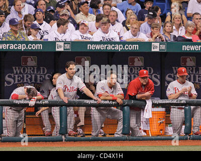 23. Oktober 2008 blicken - St. Petersburg, Florida, USA - Phillies auf im 7. Inning von Spiel zwei World Series im Tropicana Field. Eine frühe Flut von Auflagen half Tampa Bay Rays siegt 4: 2 und Ebene der World Series 1-1 Besuch Philadelphia Phillies Fledermäuse fiel leise. (Kredit-Bild: © Ron Cortes/P Stockfoto