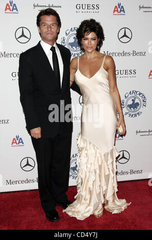 25. Oktober 2008 - Beverly Hills, Kalifornien, USA - Schauspieler HARRY HAMLIN und Frau LISA RINNA bei Ankunft an der der 30. Karussell der Hoffnung Jubiläumsball im Beverly Hilton Hotel. (Kredit-Bild: © Lisa O'Connor/ZUMA Press) Stockfoto