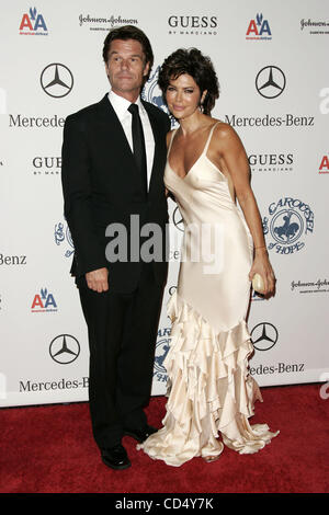 25. Oktober 2008 - Beverly Hills, Kalifornien, USA - Schauspieler HARRY HAMLIN und Frau LISA RINNA bei Ankunft an der der 30. Karussell der Hoffnung Jubiläumsball im Beverly Hilton Hotel. (Kredit-Bild: © Lisa O'Connor/ZUMA Press) Stockfoto