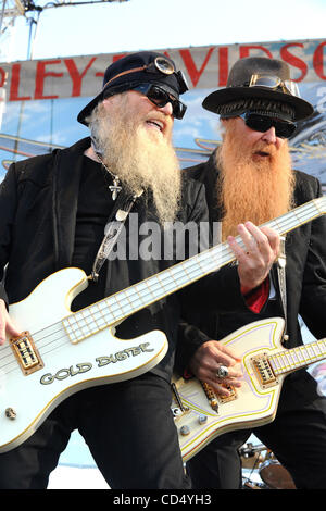 26. Oktober 00, Höchstleistungen California, USA-Musiker BILLY GIBBONS & DUSTY HILL von ZZ Top Love Ride 25 am Pomona Messegelände statt.  (Bild Kredit: Cr Scott Mitchell/ZUMA Press Stockfoto