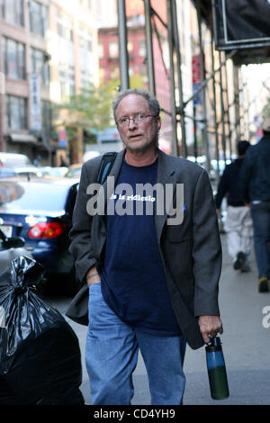 Autor des flüchtigen Tage: eine Abhandlung und Anti-Kriegs-Aktivist Bill Ayers Ankunft bei einem Treffen in Manhattan tragen einen T-shirt-Spruch "das ist lächerlich" heute 26. Oktober 2008. Bildnachweis: Mariela Lombard / ZUMA Press. Stockfoto