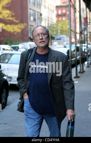 Autor des flüchtigen Tage: eine Abhandlung und Anti-Kriegs-Aktivist Bill Ayers Ankunft bei einem Treffen in Manhattan tragen einen T-shirt-Spruch "das ist lächerlich" heute 26. Oktober 2008. Bildnachweis: Mariela Lombard / ZUMA Press. Stockfoto