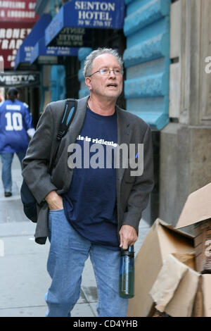 Autor des flüchtigen Tage: eine Abhandlung und Anti-Kriegs-Aktivist Bill Ayers Ankunft bei einem Treffen in Manhattan tragen einen T-shirt-Spruch "das ist lächerlich" heute 26. Oktober 2008. Bildnachweis: Mariela Lombard / ZUMA Press. Stockfoto