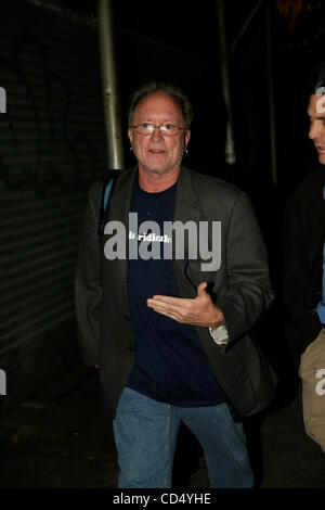 Autor des flüchtigen Tage: eine Abhandlung und Anti-Kriegs-Aktivist Bill Ayers verlassen der Sitzung in Manhattan mit einem T-shirt sagt: "das ist lächerlich" heute 26. Oktober 2008. Bildnachweis: Mariela Lombard / ZUMA Press. Stockfoto