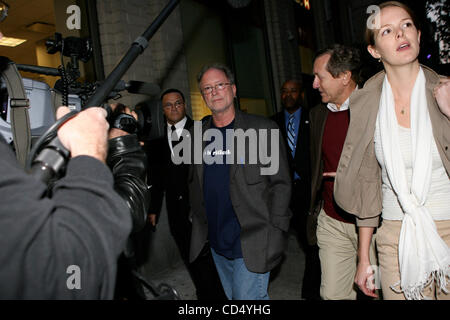 Autor des flüchtigen Tage: eine Abhandlung und Anti-Kriegs-Aktivist Bill Ayers verlassen der Sitzung in Manhattan mit einem T-shirt sagt: "das ist lächerlich" heute 26. Oktober 2008. Bildnachweis: Mariela Lombard / ZUMA Press. Stockfoto