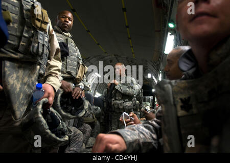 26. Oktober 2008 - Bagdad, Irak - US-Soldaten in laden ein in eine c-130 während der Truppenbewegungen in Irak. (Kredit-Bild: © Jed Conklin/ZUMA Press) Stockfoto