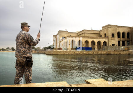 26. Oktober 2008 - Bagdad, Irak - Major CHUCK PREBLE driftet Nassfliegen für Karpfen in der Nähe einer zerbombten Brücke vor Saddam Hussein Al-Faw Palast besser bekannt als das Wasser in was jetzt die Vereinigten Staaten Camp Sieg in der Nähe von Bagdad, Irak. Major Preble sagt er fliegen Fische in seiner Heimat Zustand Conn Stockfoto