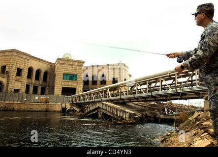 26. Oktober 2008 - Bagdad, Irak - Major Chuck Preble driftet Nassfliegen für Karpfen in der Nähe einer zerbombten Brücke vor Saddam Hussein Al-Faw Palast besser bekannt als das Wasser in was jetzt die Vereinigten Staaten Camp Sieg in der Nähe von Badhdad, Irak. Major Preble sagt er fliegen Fische in seinem Heimatstaat von Con Stockfoto