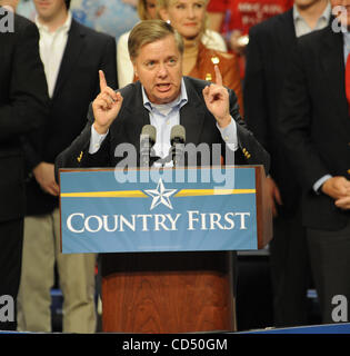 28. Oktober 2008 - Fayetteville, North Carolina; USA - Vereinigte Staaten Senator LINDSEY GRAHAM (SC) hat einen Auftritt als republikanische Präsidentschafts Kandidat Senator John McCain eine Kampagne stoppen bis über 10 macht, 000 Fans bei der Krone Kolosseum befindet sich in North Carolina.  Copyright 2008 Jason Moore. Mann Stockfoto