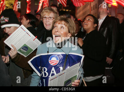 4. November 2008 feiern - New York, NY, USA - New Yorker die Wahl Renditen im Rockefeller Center am Vorabend Wahl. (Kredit-Bild: © Nancy Kaszerman/ZUMA Press) Stockfoto