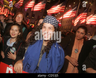 4. November 2008 feiern - New York, NY, USA - New Yorker die Wahl Renditen am Rockefeller Center am Vorabend Wahl. (Kredit-Bild: © Nancy Kaszerman/ZUMA Press) Stockfoto