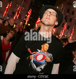 4. November 2008 watch - New York, NY, USA - New Yorker die Wahl am Rockefeller Center am Vorabend Wahl zurück. (Kredit-Bild: © Nancy Kaszerman/ZUMA Press) Stockfoto