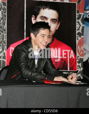 11. November 2008 - New York, NY, USA - DSDS-Vize DAVID ARCHULETA fördert seine neue CD "David Archuleta" bei Virgin Megastore-Times Square.  (Bild Kredit: ZUMApress.com) Stockfoto