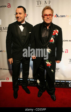 Sir Elton John und sein partner David Furnish. "Eine dauerhafte Vision" siebten jährlichen nutzen für die Elton John AIDS Foundation an der Cipiani des Wall Street 11. November 2008 in New York City. Bildnachweis: Mariela Lombard / ZUMA Press. Stockfoto